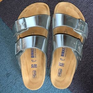Birkenstock silver leather sandal women’s size 37 (6 1/2)